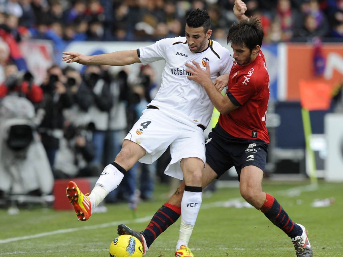 Dejan Lekić u duelu sa Adilom Ramijem.