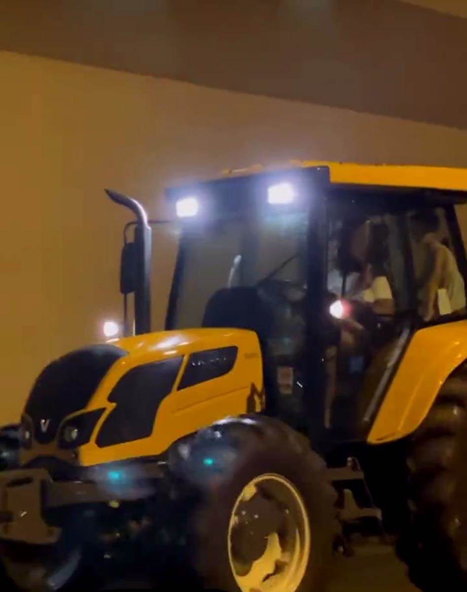 Diego Kosta, Traktor (4).jpg