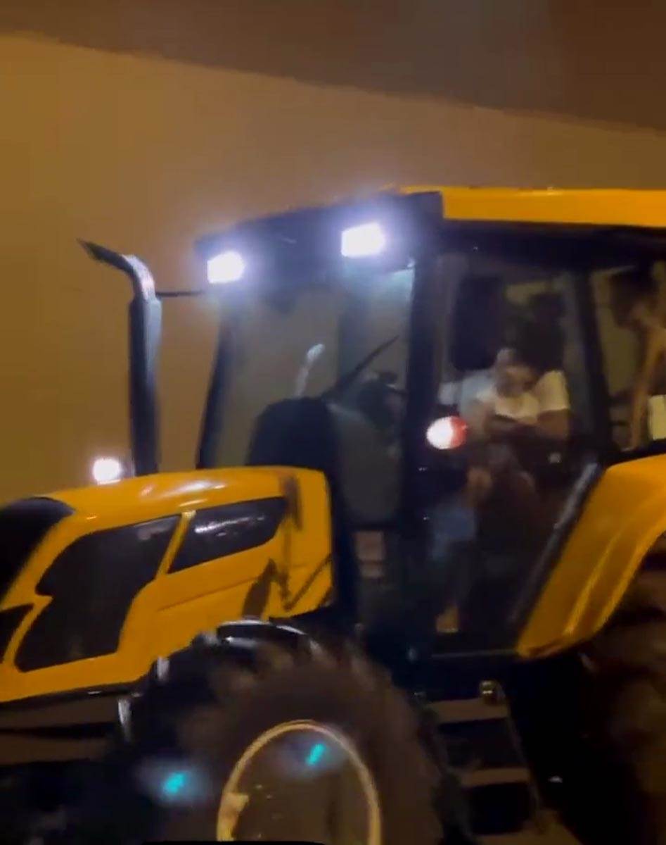 Diego Kosta, Traktor (5).jpg