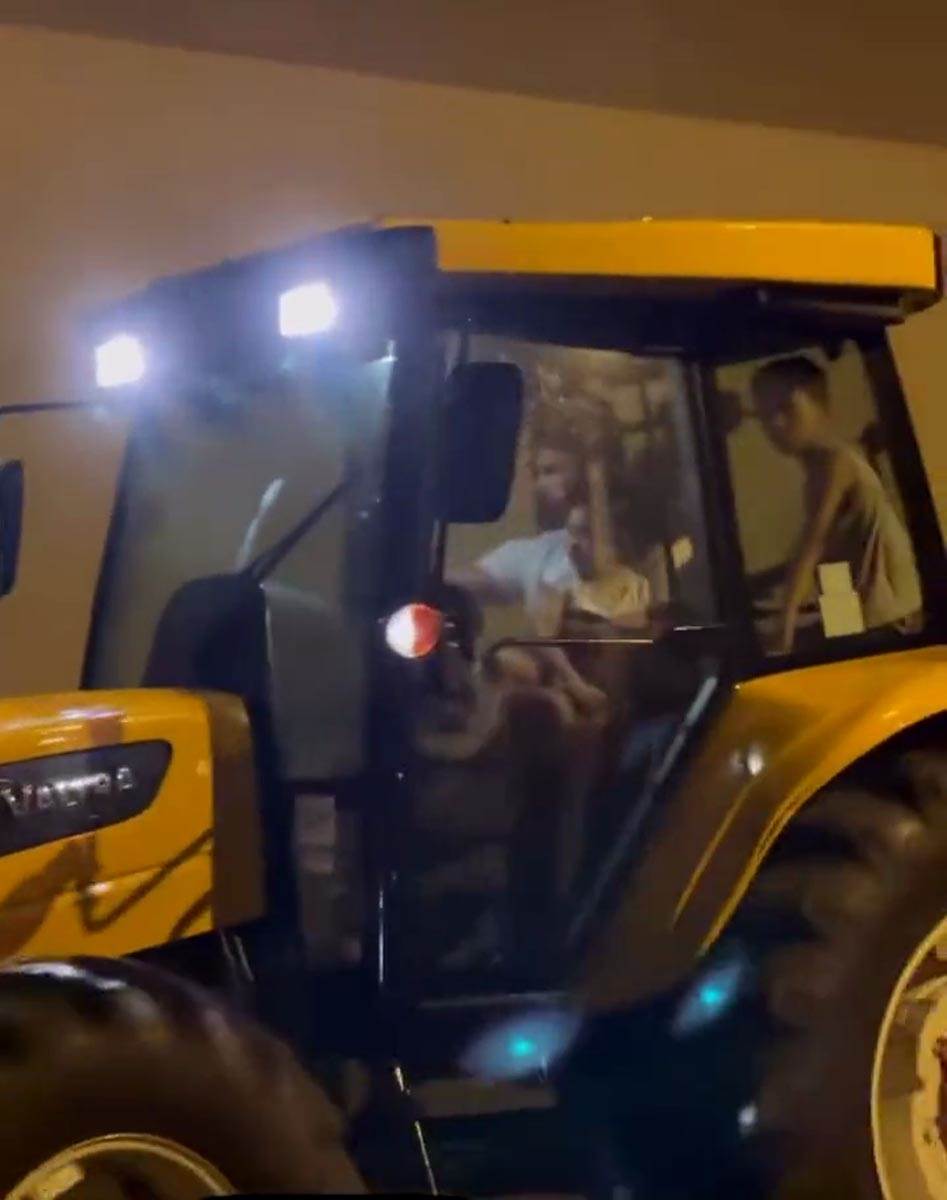 Diego Kosta, Traktor (6).jpg