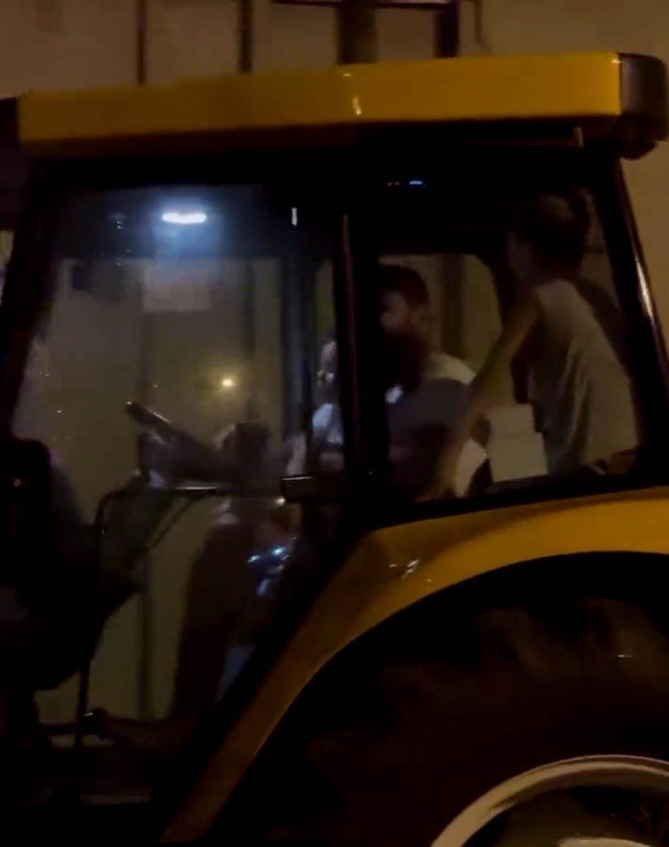 Diego Kosta, Traktor (7).jpg