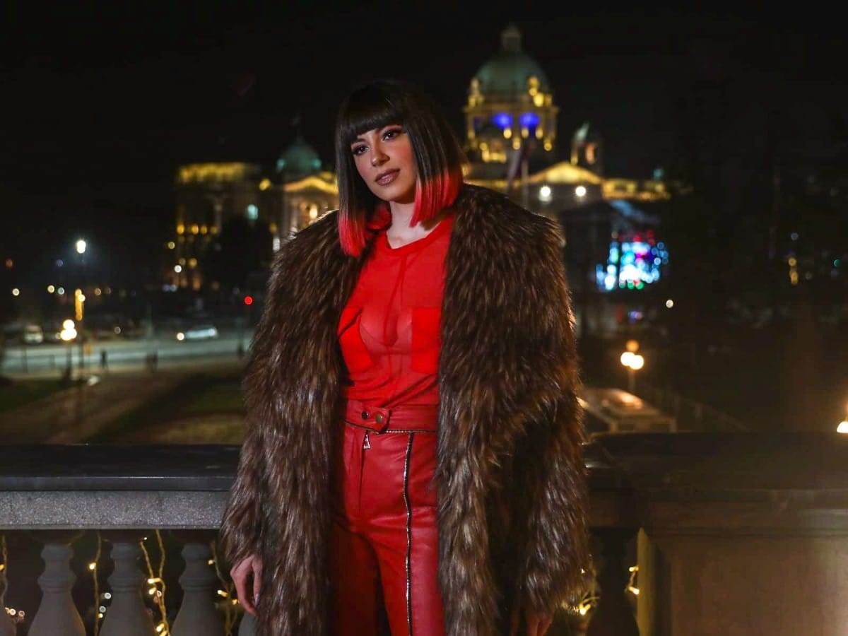 Sara Jo dekolte doček Nove godine ispred Skupštine