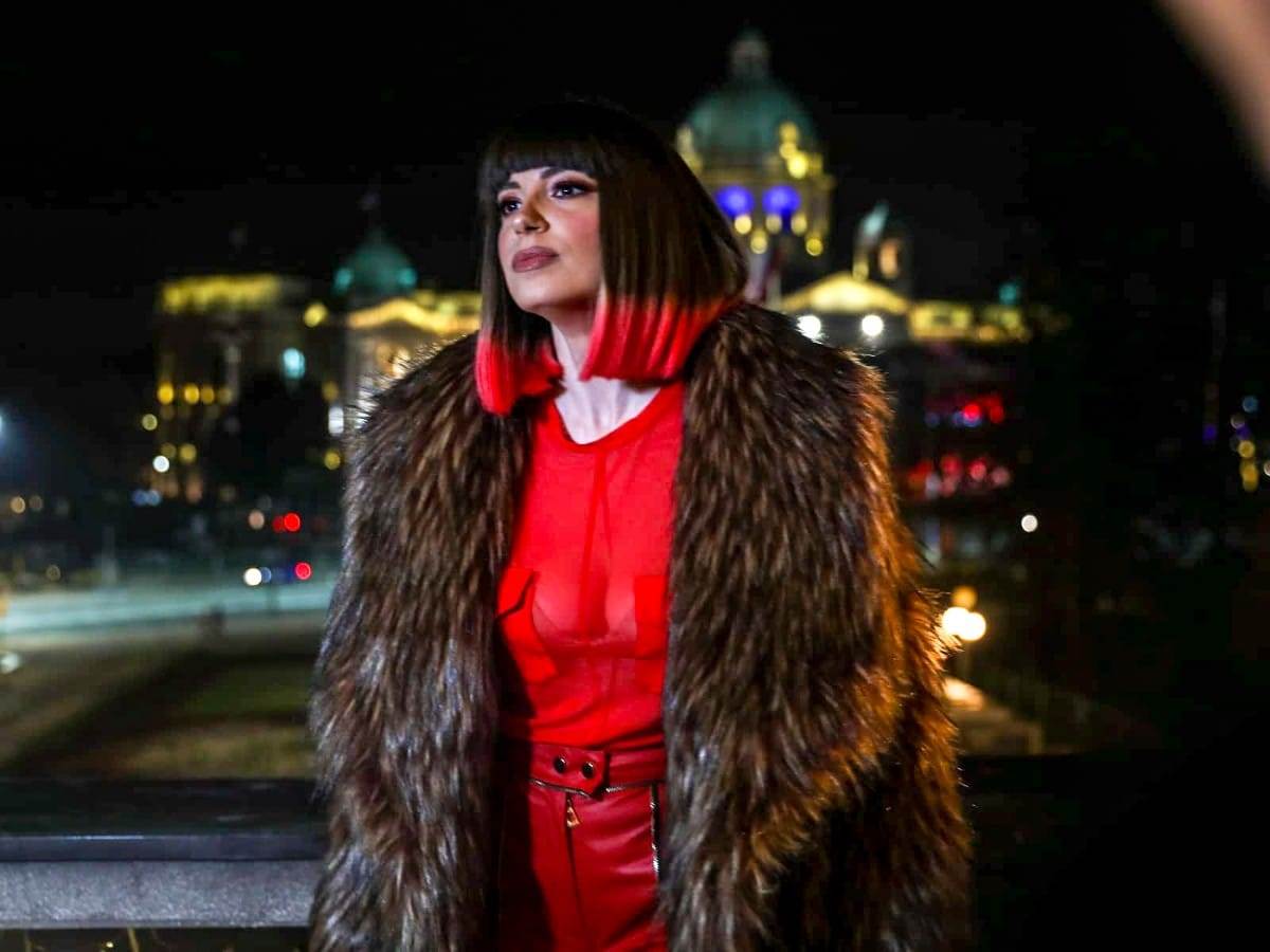 Sara Jo dekolte doček Nove godine ispred Skupštine