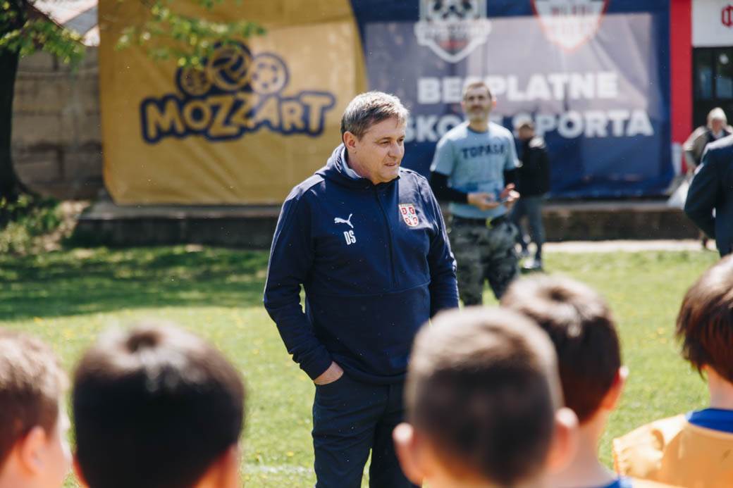 Selektor Dragan Stojković Piksi na treningu Besplatne škole fudbala.jpg
