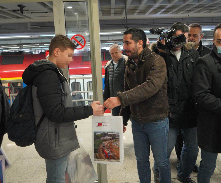 Ministar Momirović podelio novogodišnje poklone copy.jpg