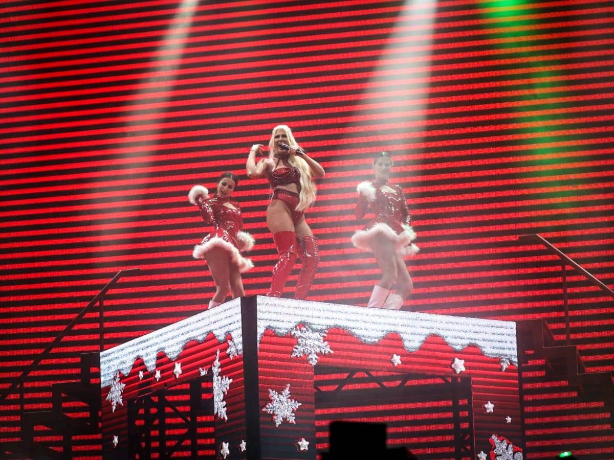 Jelena Karleuša, Nastup, Skupština, Crvena (7).jpeg