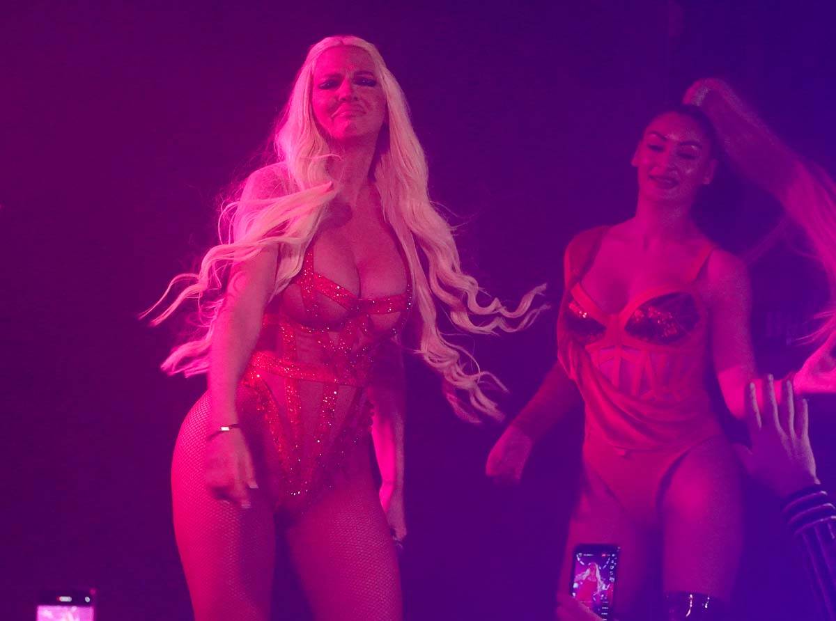 Jelena Karleuša Nova Godina nastup (2).jpg