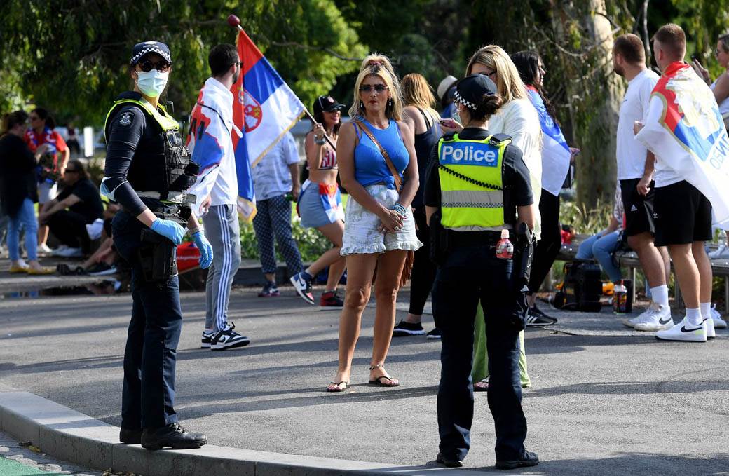 Novak Đoković pozdravlja navijače iz hotela