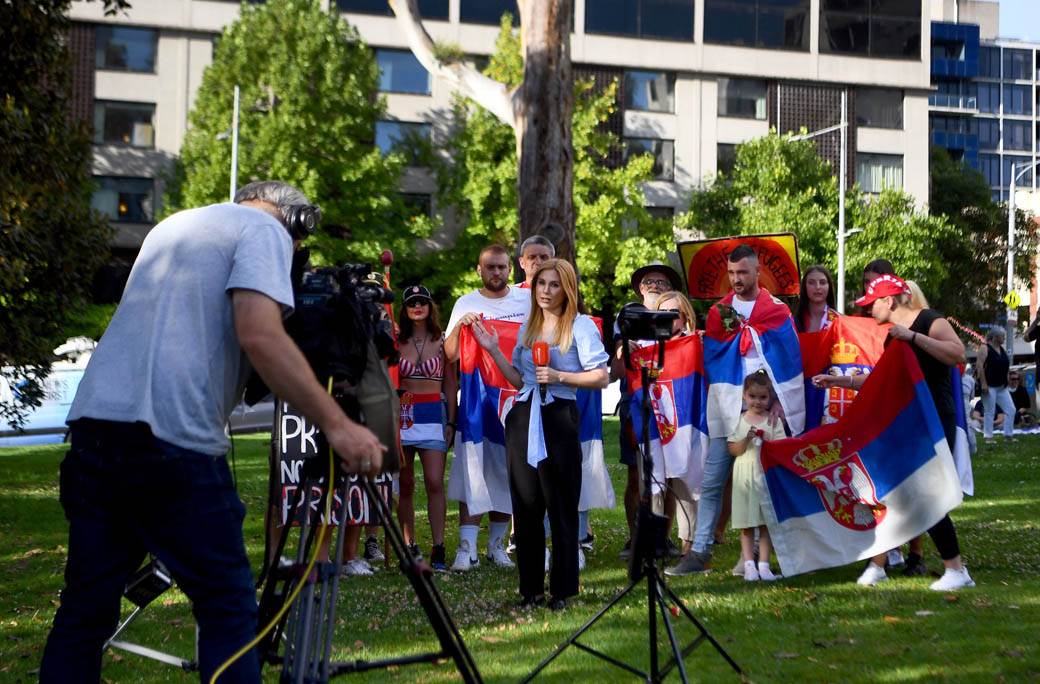 Novak Đoković pozdravlja navijače iz hotela