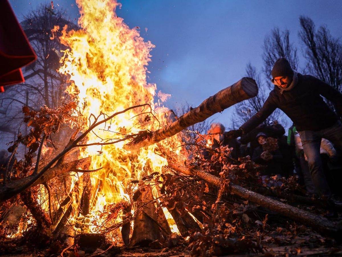 Badnjak, Paljenje Badnjaka, Hram (4).jpg