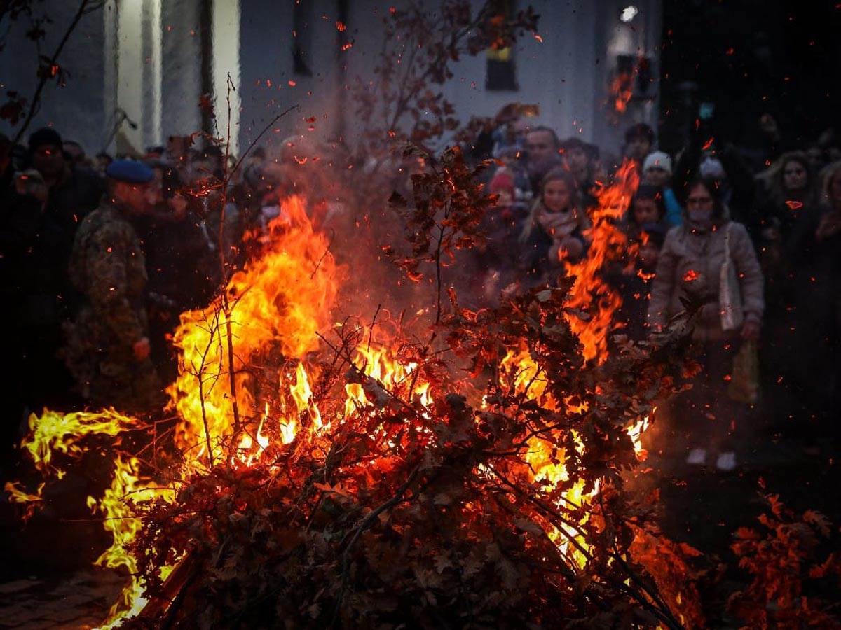 Badnjak, Paljenje Badnjaka, Hram (5).jpg