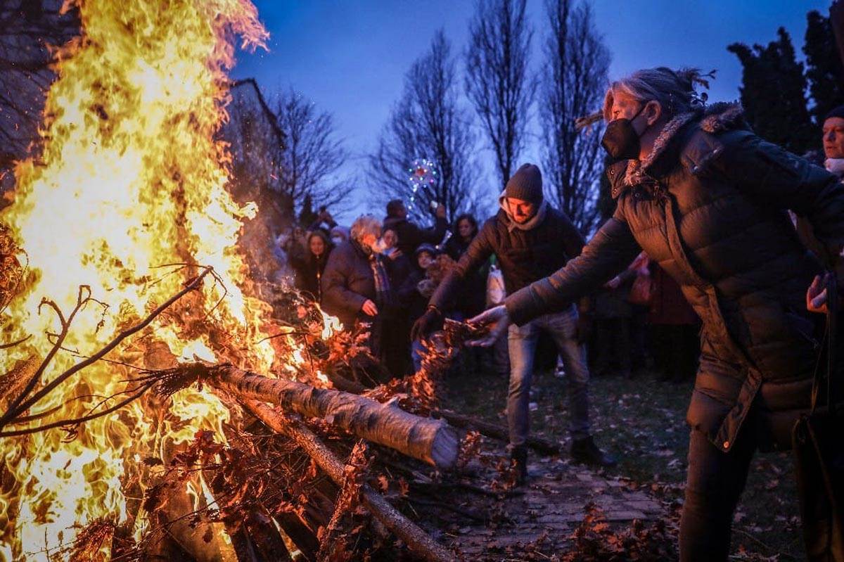 Badnjak, Paljenje Badnjaka, Hram (8).jpg