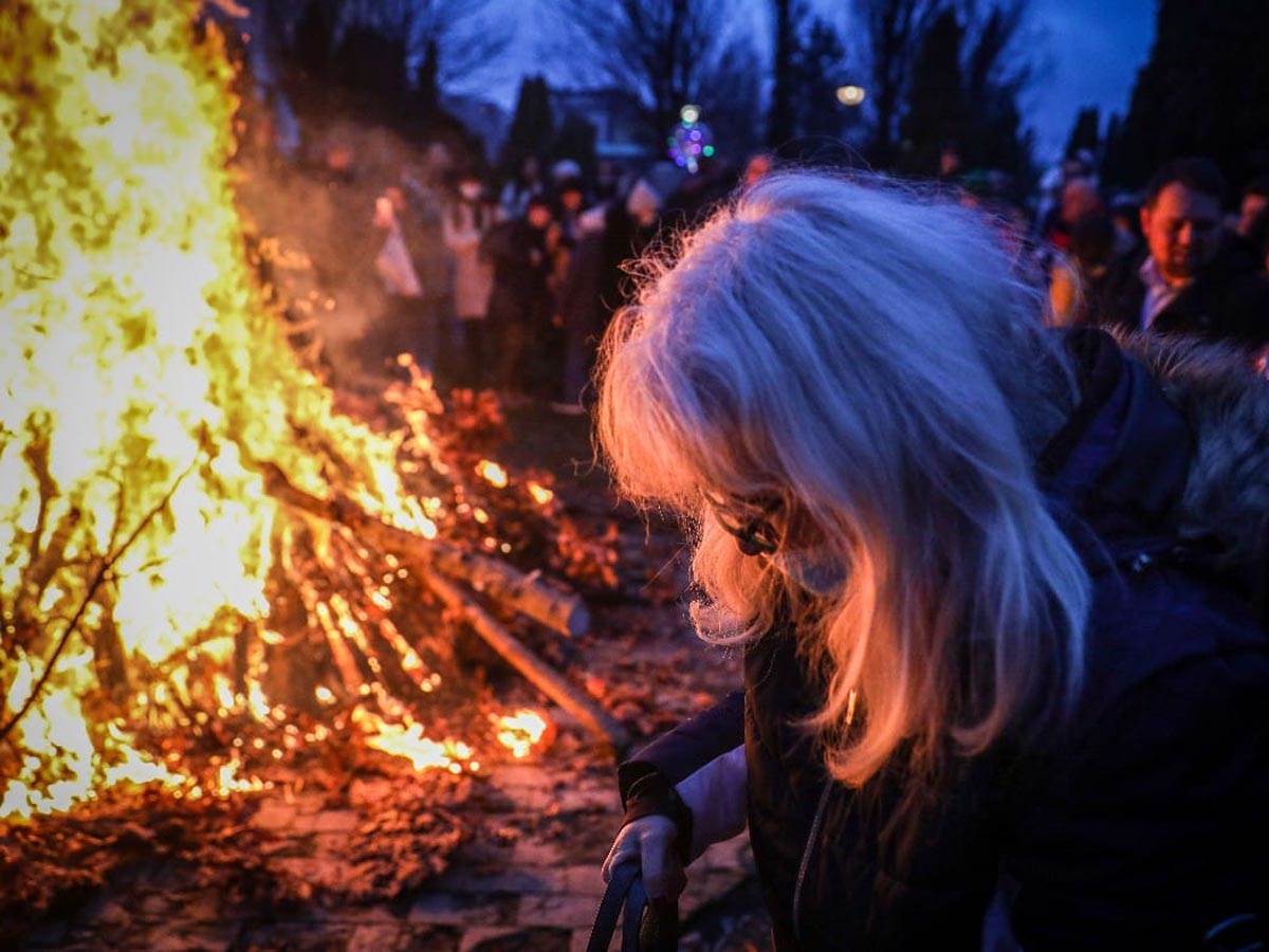 Badnjak, Paljenje Badnjaka, Hram (9).jpg