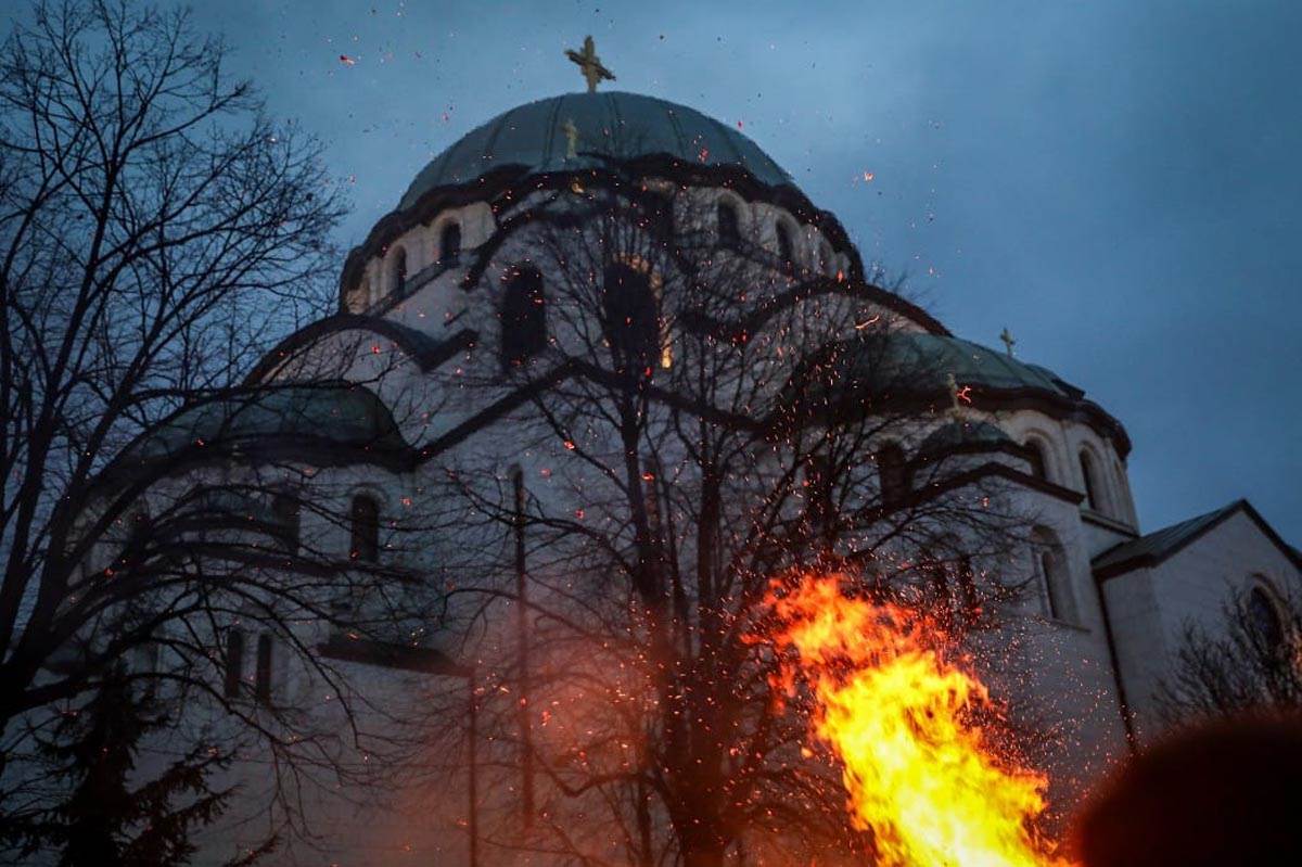 Badnjak, Paljenje Badnjaka, Hram (10).jpg