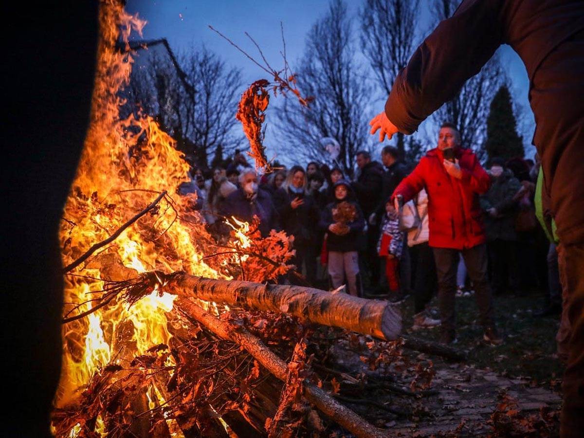 Badnjak, Paljenje Badnjaka, Hram (11).jpg