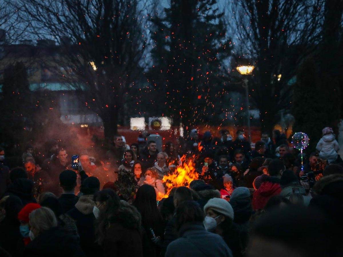 Badnjak, Paljenje Badnjaka, Hram (14).jpg