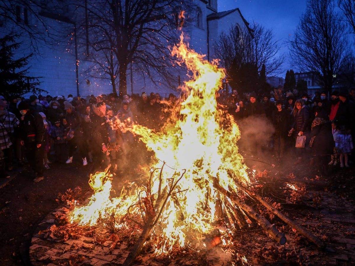 Badnjak, Paljenje Badnjaka, Hram (16).jpg