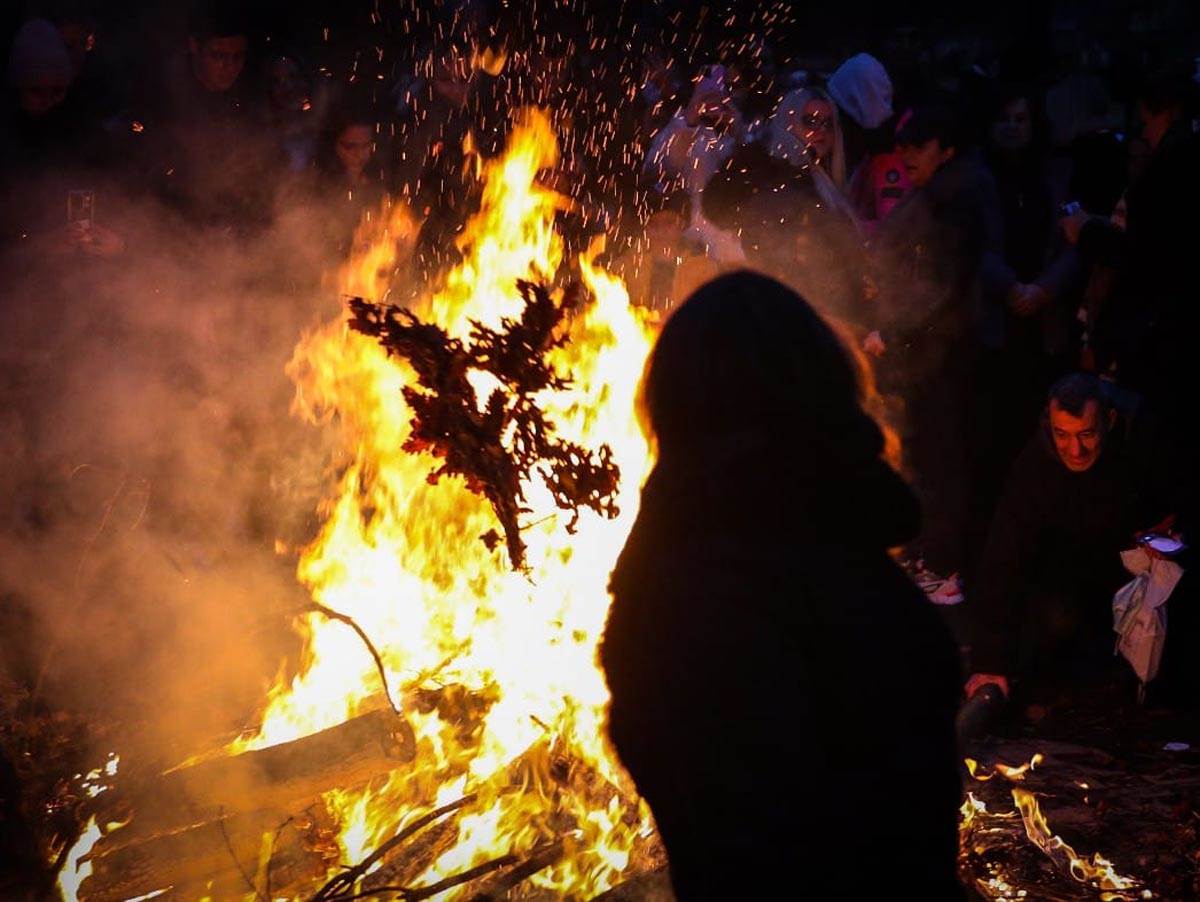 Badnjak, Paljenje Badnjaka, Hram (17).jpg