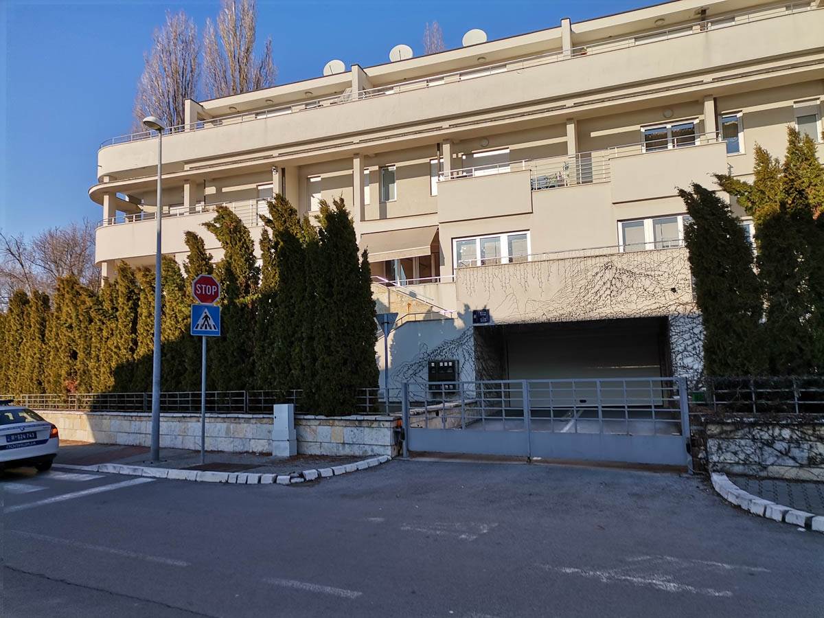 policija patrola vila Jelena Karleuša 3.jpg