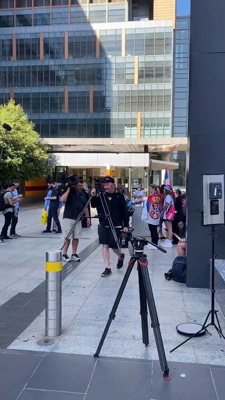 Djokovic navijaci ispred suda