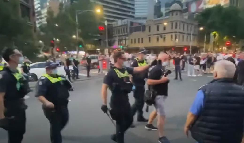 Novak Đoković neredi na ulicama Melburna napustio advokatsku kancelariju