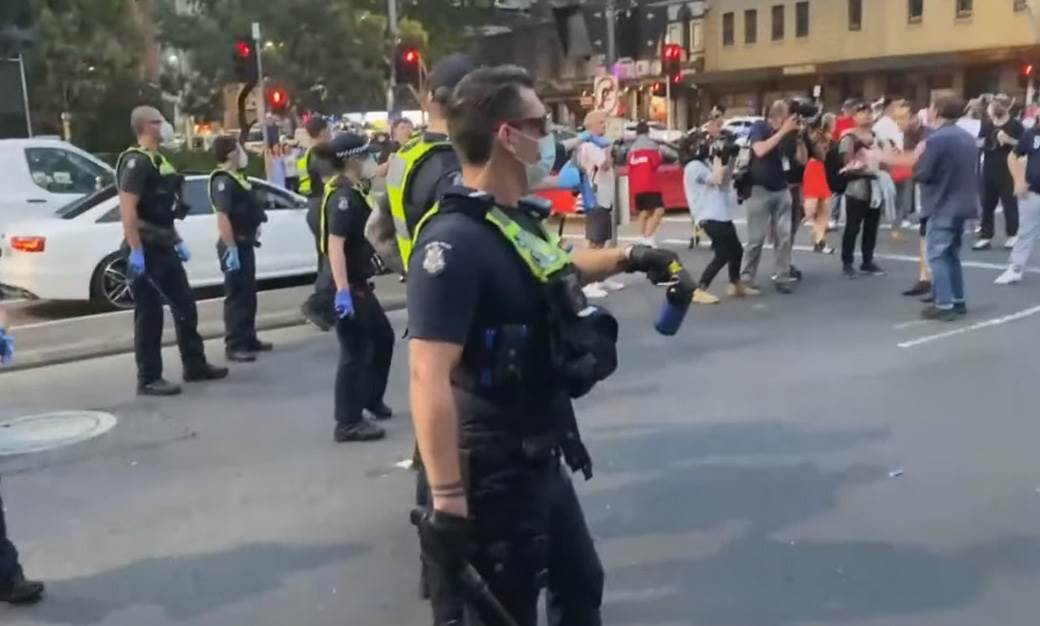 Novak Đoković neredi na ulicama Melburna napustio advokatsku kancelariju