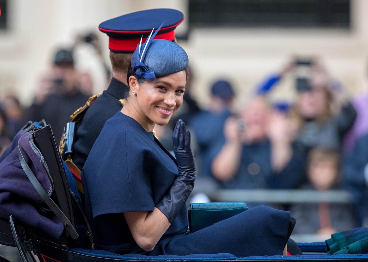 Megan Markl u rojal plavoj Givenchy haljini u kočiji sa Harijem