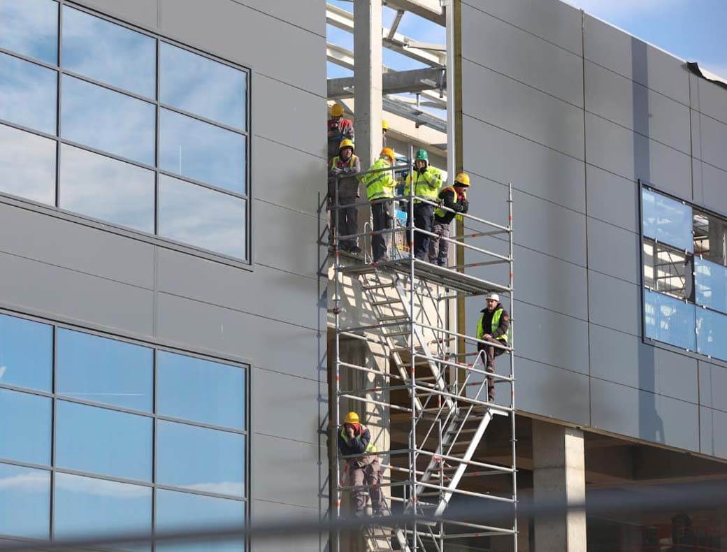Novak Đoković fanovi ispred aerodroma (3).jpg