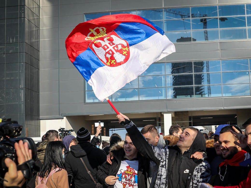 Novak Đoković fanovi ispred aerodroma (4).jpg