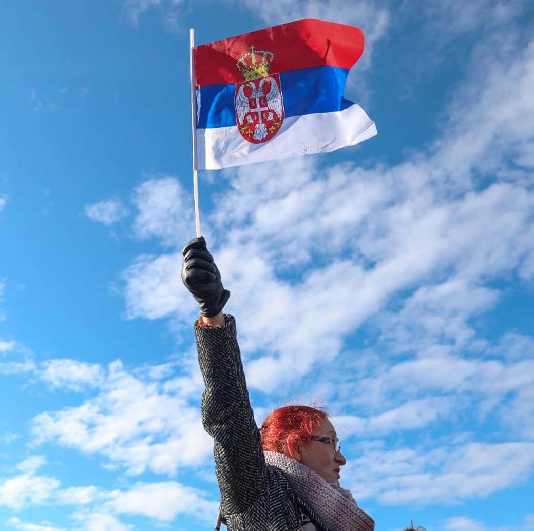 Novak Đoković fanovi ispred aerodroma (5).jpg