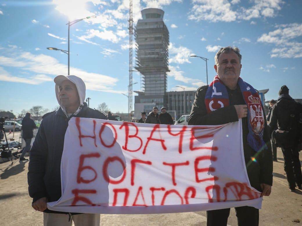 Novak Đoković fanovi ispred aerodroma (6).jpg