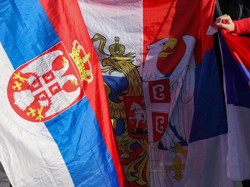 Novak Đoković fanovi ispred aerodroma (7).jpg