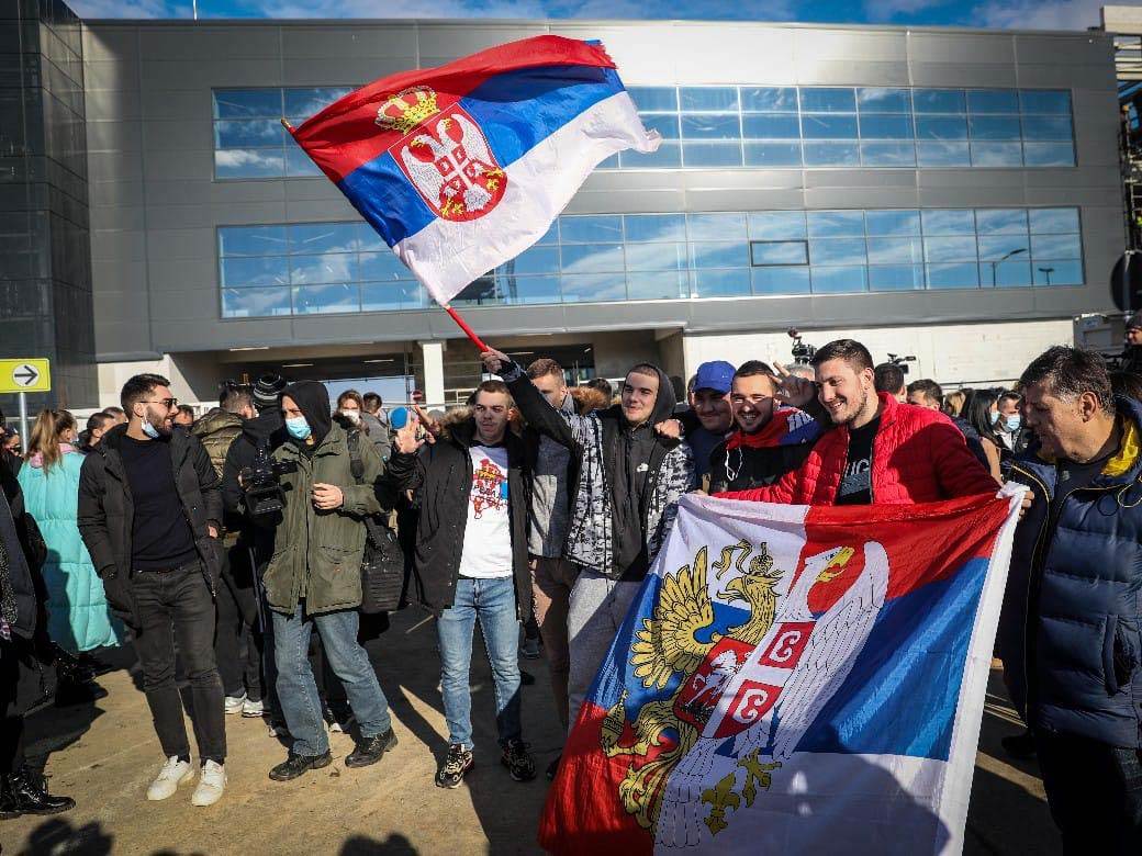 Novak Đoković fanovi ispred aerodroma (8).jpg