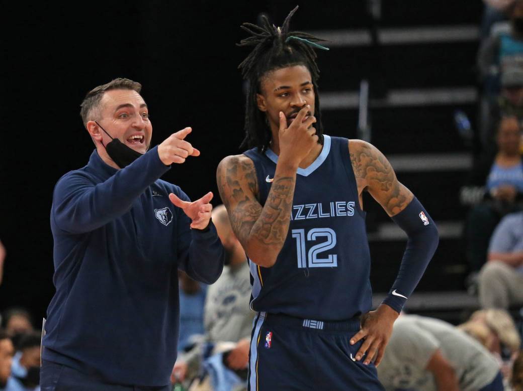 Dža Morent u džipu sa oružjem i laserom