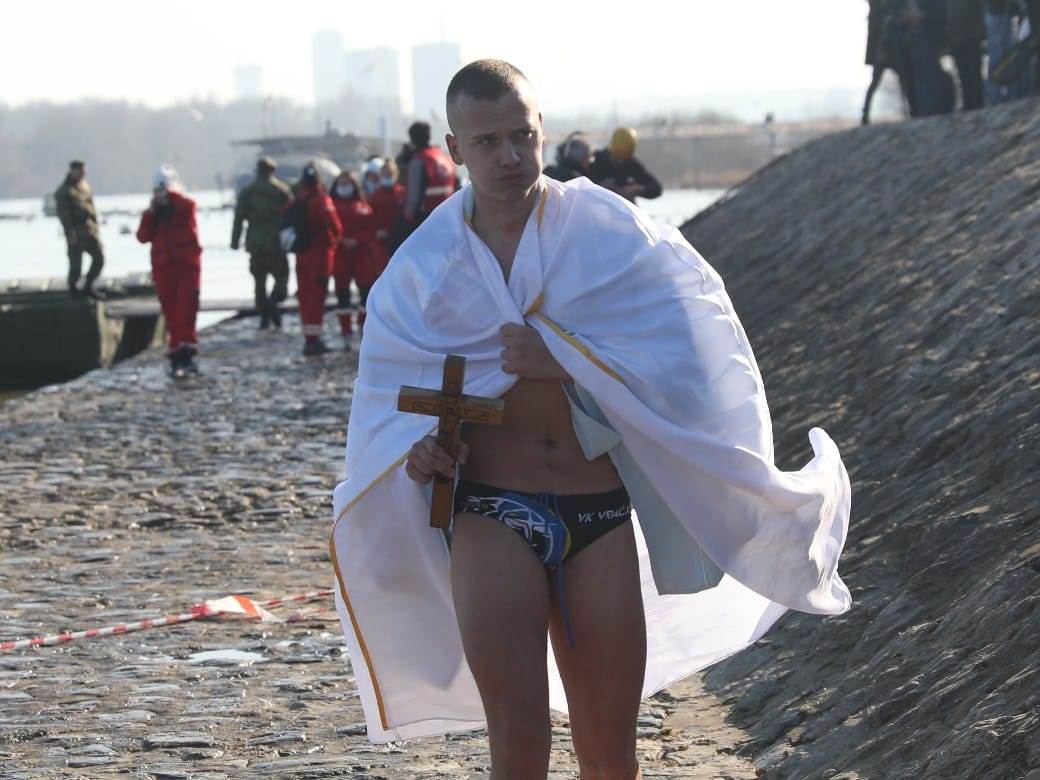 Plivanje za časni krst (1).jpeg