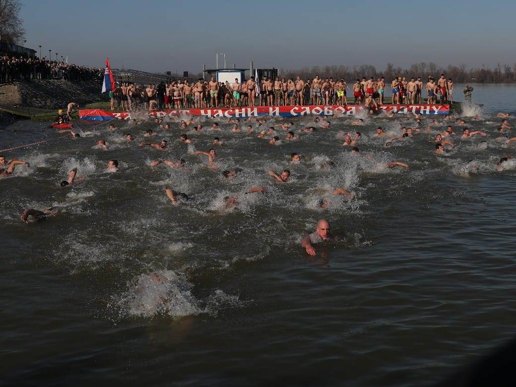 Plivanje za časni krst (16).jpeg