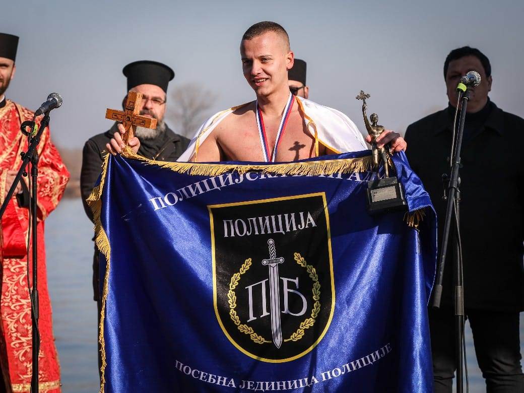 Plivanje za časni krst (17).jpeg