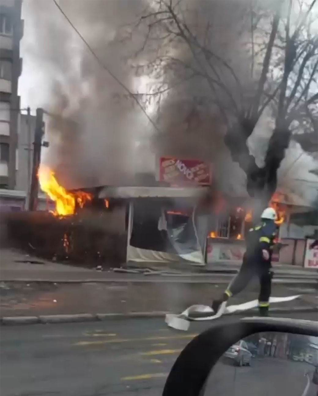 pozar zemun restoran brze hrane 1.jpg