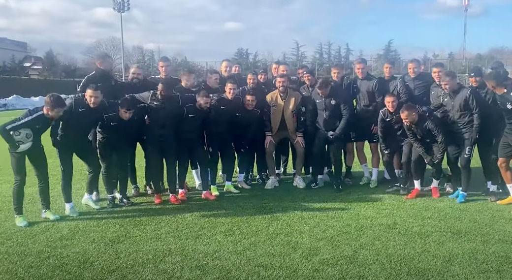 Aleksandar Scekic pozdrav Partizan 3.jpg