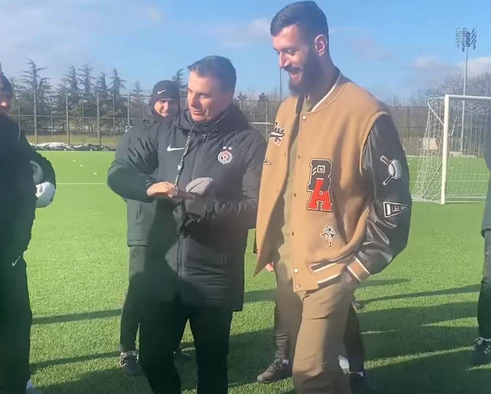 Aleksandar Scekic pozdrav Partizan 11.jpg