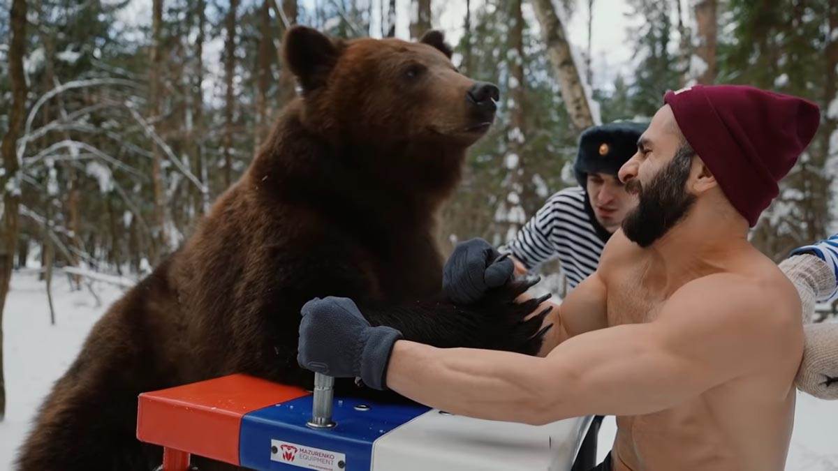 Obaranje ruku sa medvedom, Rusi (5).jpg