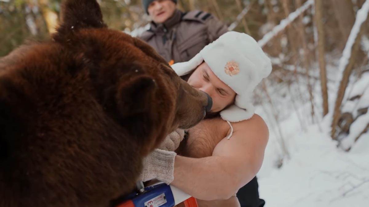 Obaranje ruku sa medvedom, Rusi (10).jpg