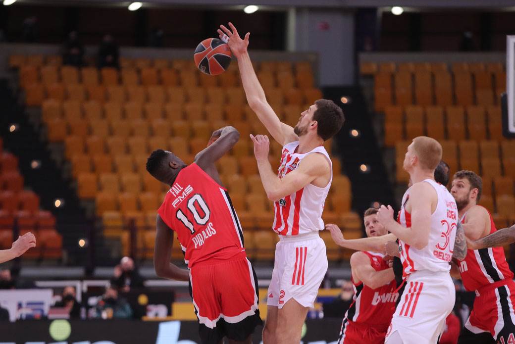 Crvena zvezda pobedila Olimpijakos u Atini