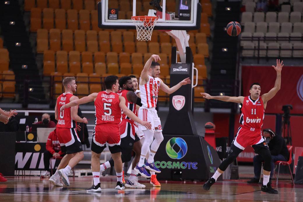 Crvena zvezda pobedila Olimpijakos u Atini