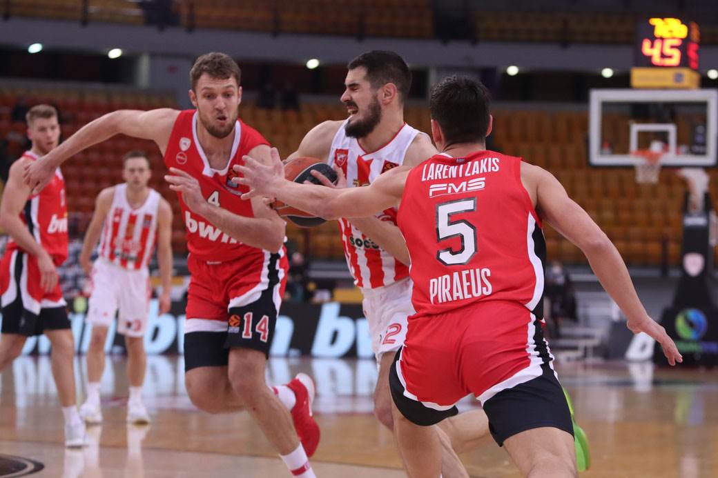 Crvena zvezda pobedila Olimpijakos u Atini