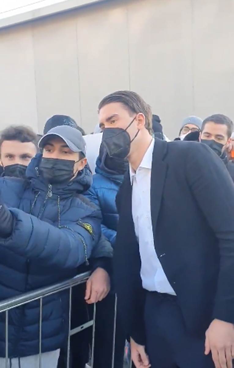 Dušan Vlahović stigao u Juventus (7).jpg