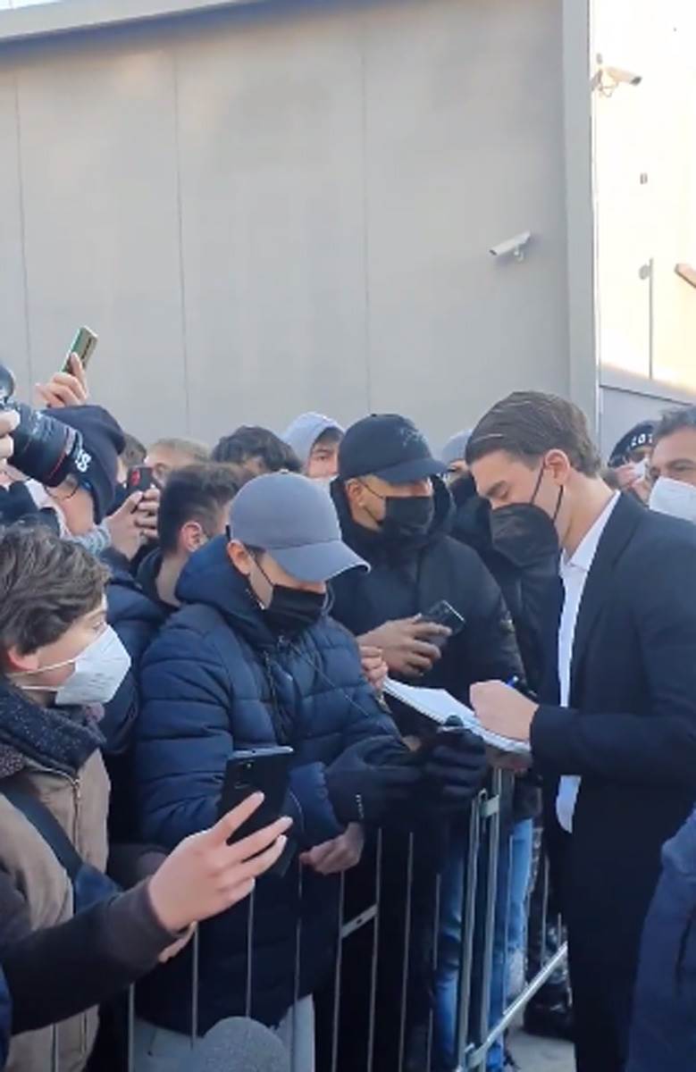 Dušan Vlahović stigao u Juventus (8).jpg