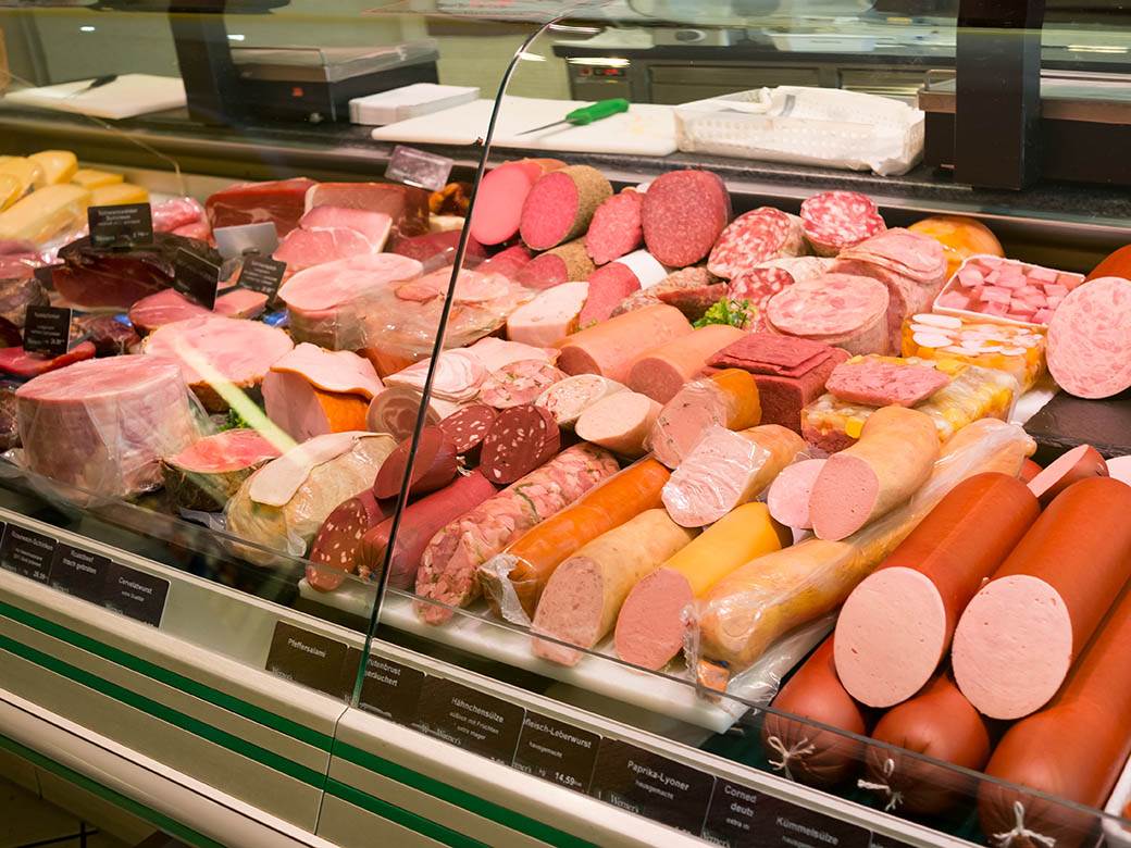 Salame i kobasice u marketu