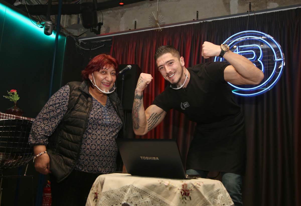 Karaoke veče sa Radom Vasić u BARu (6).jpg