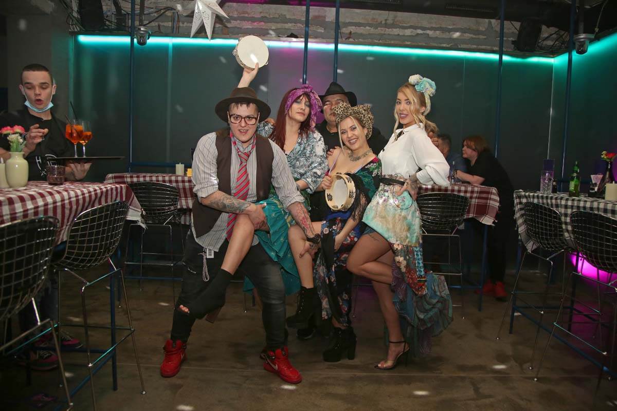 Karaoke veče sa Radom Vasić u BARu (7).jpg